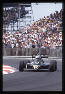 Il pilota Nigel Mansell, quarto classificato, su Lotus-Renault n. 12