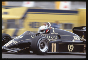 Il passaggio dei piloti: a sono distinguibili Derek Warwick su Toleman-Hart n. 35 e Elio De Angelis su Lotus-Renault n. 11 (a sinistra) e Bruno Giacomelli su Toleman-Hart n. 36 (a destra)