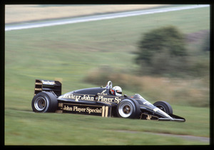Il pilota Elio De Angelis su Lotus-Renault n. 11