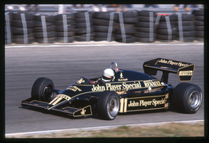 Il pilota Elio De Angelis su Lotus-Renault n. 11