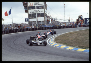 Il passaggio del pilota Elio De Angelis su Lotus-Renault n. 11, seguito da Derek Warwick (n. 35) e Bruno Giacomelli (n. 36), entrambi su Toleman-Hart