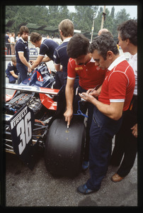 Tecnici Pirelli al lavoro sulla Toleman-Hart n. 36 di Bruno Giacomelli