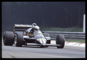 Il pilota Elio De Angelis su Lotus-Renault n. 11 gommata Pirelli