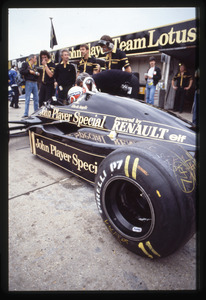 il pilota Elio De Angelis ai box su Lotus-Renault equipaggiata con pneumatici radiali Pirelli P7