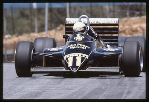 Il pilota Elio De Angelis su Lotus-Renault n. 11