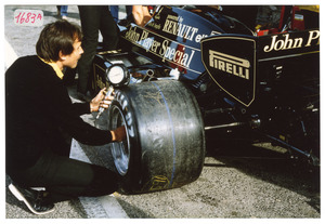 Un tecnico al lavoro sulla Lotus n. 11 di Elio De Angelis, equipaggiata con pneumatici radiali Pirelli P7