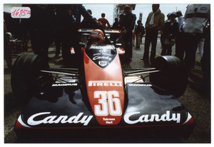 Il pilota Bruno Giacomelli su Toleman-Hart n. 36, insieme a meccanici e tecnici, alla partenza