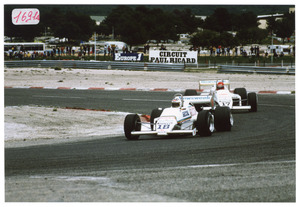 Il passaggio del pilota Jean-Louis Schlesser (n. 18), seguito da Eliseo Salazar (n. 17), entrambi su RAM March-Ford Cosworth, probabilmente durante le prove o le qualifiche del Gran Premio di Francia del 1983