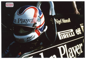 Il pilota Nigel Mansell su Lotus-Ford Cosworth n. 12