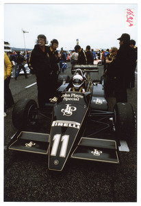 Il pilota Elio De Angelis su Lotus-Renault n. 11 insieme ai tecnici e ai meccanici alla partenza