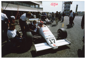 Il pilota Eliseo Salazar su RAM March-Ford Cosworth n. 17 ai box, insieme a tecnici e meccanici