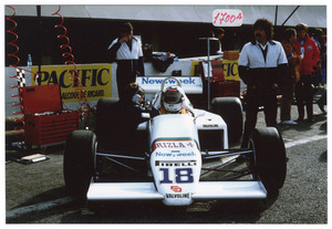 Il pilota Jean-Louis Schlesser su RAM March-Ford Cosworth n. 18 ai box, insieme a tecnici e meccanici