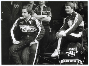 Il piloti Elio De Angelis (a sinistra) e Nigel Mansell (a destra) della scuderia Lotus