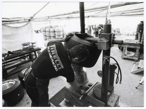 Un tecnico del Servizio Corse Pirelli