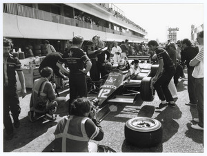 Il pilota Nigel Mansell su Lotus-Ford Cosworth n. 12 ai box, circondato da tecnici, meccanici e fotografi