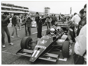 Il pilota Elio De Angelis su Lotus-Renault n. 11 alla partenza, insieme a tecnici, meccanici e fotografi