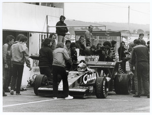 Il pilota Derek Warwick ai box, insieme a tecnici e meccanici