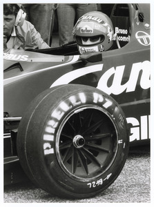 Il pilota Bruno Giacomelli su Toleman-Hart n. 36, equipaggiata con pneumatici radiali Pirelli P7