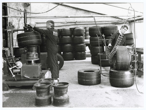 Alcuni tecnici del Servizio Corse Pirelli