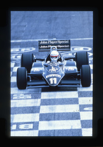 Il pilota Elio De Angelis su Lotus-Renault n. 11 sul Circuito Paul Ricard