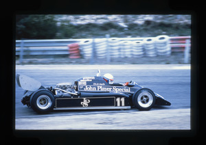 Il passaggio di Elio De Angelis su Lotus-Renault n. 11 sul Circuito Paul Ricard durante il test precampionato