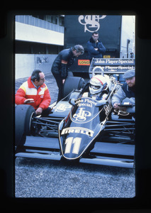 Elio De Angelis su Lotus-Renault n. 11 insieme ai tecnici sul Circuito Paul Ricard durante il test precampionato