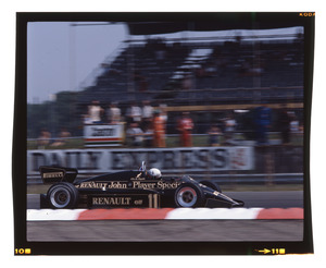 Il passaggio del pilota Elio De Angelis su Lotus-Renault n.11, durante le prove, le qualifiche o la gara del Gran Premio di Gran Bretagna del 1983, disputatosi il 16 luglio sul Circuito di Silverstone