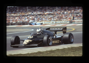 Il pilota Nigel Mansell su Lotus n. 12, probabilmente durante il Gran Premio di Gran Bretagna del 1983 disputatosi il 16 luglio sul Circuito di Silverstone