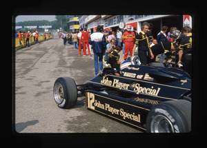 Il pilota Nigel Mansell su Lotus n. 12 ai box