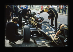 Il pilota Nigel Mansell su Lotus n. 12 ai box, probabilmente in occasione del Gran Premio di Francia del 1983 disputatosi il 17 aprile sul Circuito Paul Ricard