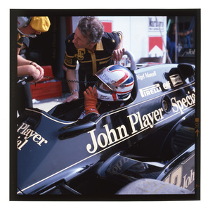 Il pilota Nigel Mansell su Lotus n. 12 ai box