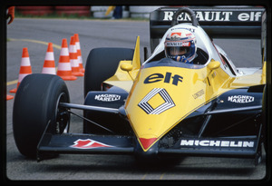 Il pilota Alain Prost su Renault n. 15