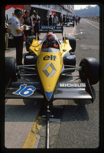Il pilota Eddie Cheever su Renault n. 16 ai box