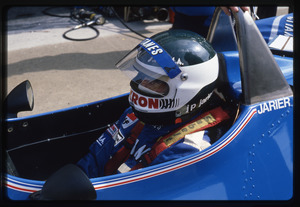 Il pilota Jean-Pierre Jarier su Ligier-Ford Cosworth n. 25