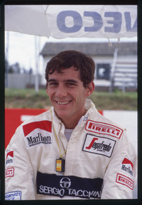 Ritratto del pilota Ayrton Senna, che nel 1984 corse con la scuderia Toleman, su Toleman-Hart n. 19