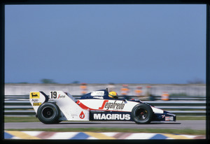 Il passaggio del pilota Ayrton Senna su Toleman-Hart n. 19