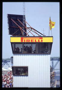 Torre di controllo con striscione Pirelli