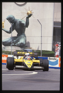 Il passaggio di Manfred Winkelhock su ATS-BMW n. 14 davanti alla scultura The Spirit of Detroit, opera dell'artista Marshall Fredericks, inaugurata nel 1958
