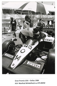 Il pilota Manfred Winkelhock su ATS-BMW n. 14 ai box