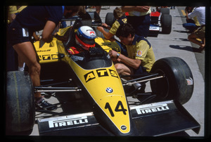 Il pilota Manfred Winkelhock su ATS-BMW n. 14 ai box