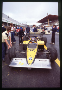 Il pilota Manfred Winkelhock su ATS-BMW n. 14 ai box