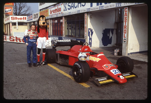 Il pilota Fulvio Ballabio, insieme a un figurante, ai box