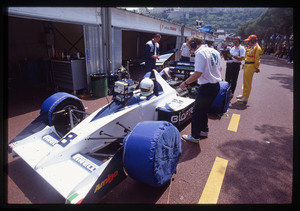 Il pilota Stefano Modena (n. 8) su Brabham gommata Pirelli