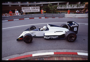 Il pilota Stefano Modena (n. 8) su Brabham-Judd gommata Pirelli