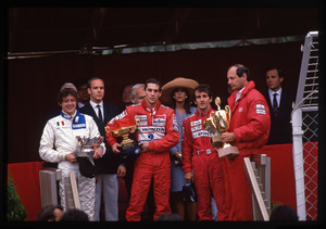 Il pilota Stefano Modena della scuderia Brabham-Judd, terzo sul podio