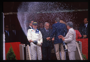 Il pilota Stefano Modena della scuderia Brabham-Judd, terzo sul podio