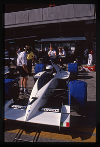 ll pilota Martin Brundle (n.7) su Brabham-Judd gommata Pirelli ai box