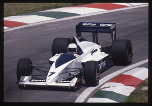 ll pilota Martin Brundle (n.7) su Brabham-Judd gommata Pirelli