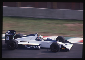 ll pilota Stefano Modena (n.8) su Brabham-Judd gommata Pirelli
