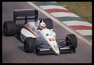 ll pilota Gregor Foitek (n.32) su EuroBrun-Judd gommata Pirelli